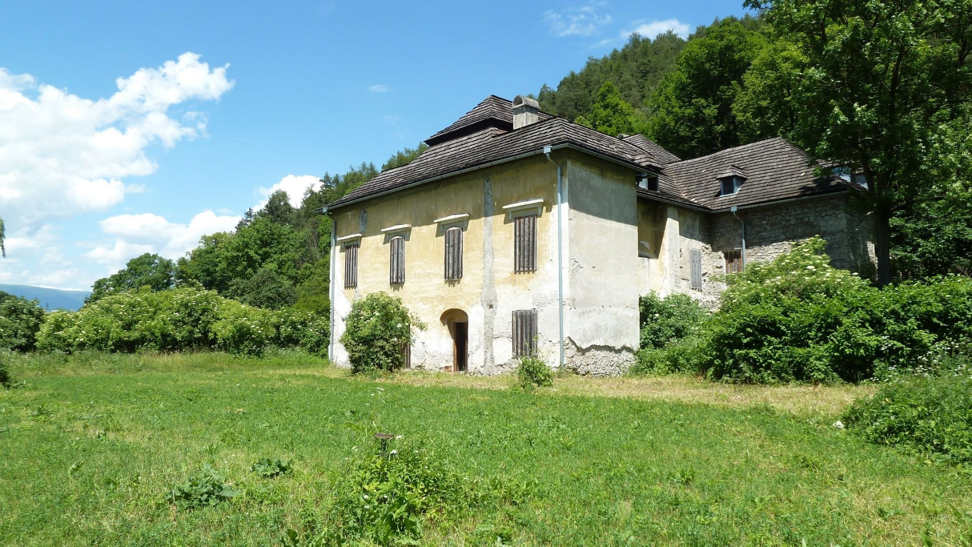 Kaštieľ v srdci malebnej prírody - na predaj idylické sídlo s rozsiahlym pozemkom
