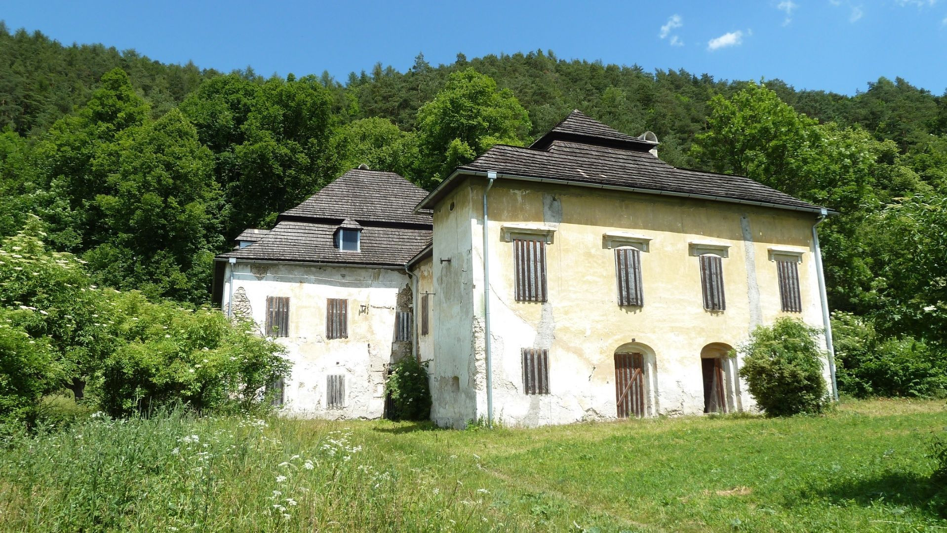 Kaštieľ v srdci malebnej prírody - na predaj idylické sídlo s rozsiahlym pozemkom