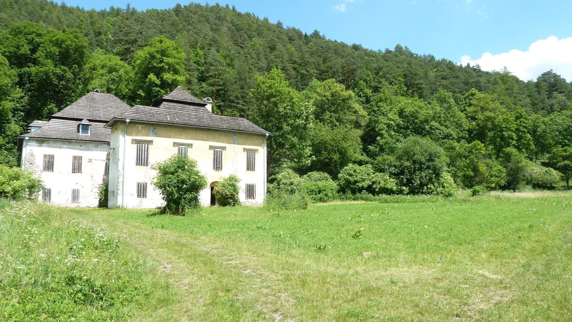Kaštieľ v srdci malebnej prírody - na predaj idylické sídlo s rozsiahlym pozemkom