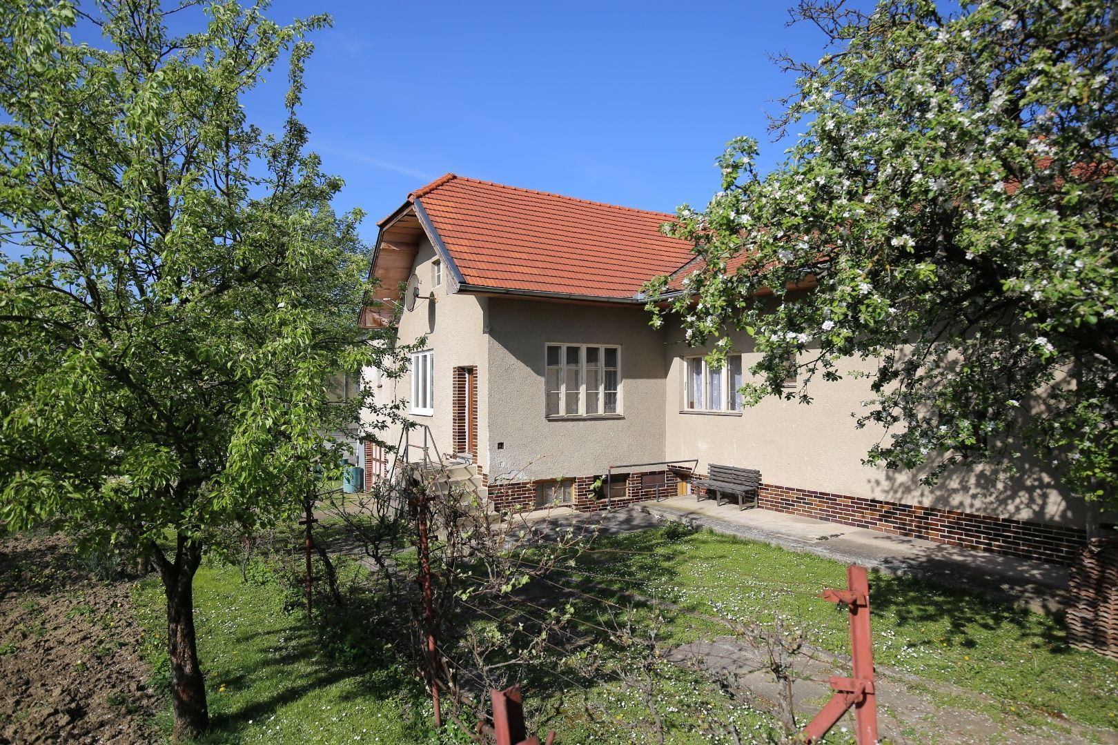 R E Z E R V O V A N É !!!   Hľadáte bývanie v rodinnom dome v širšom centre Bánoviec nad Bebravou?