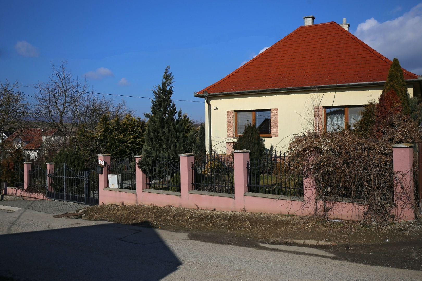 REZERVOVANÉ !!!!    Ak hľadáte tiché a pohodlné bývanie s výhodami vidieka blízko okresného mesta, tento dom je ideálnou voľbou!