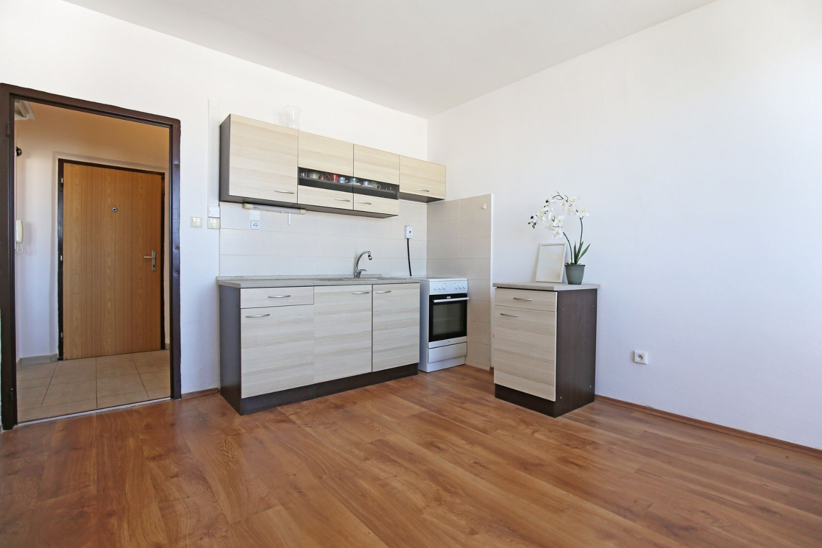 REZERVOVANÉ  !!! Zrekonštruovaný 1-izbový byt s lodžiou priamo v centre mesta!