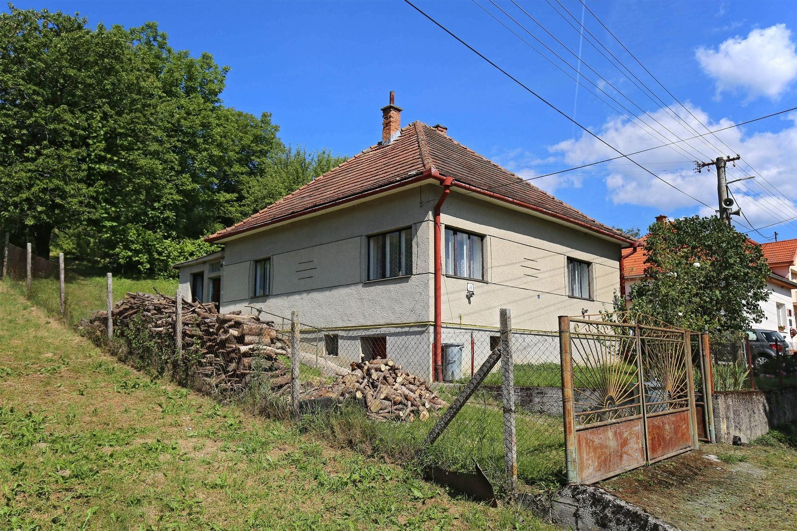 REZERVOVANÉ !!!!! Únik z mesta: Rodinný dom v nádhernej podhorskej prírode s potenciálom premeny