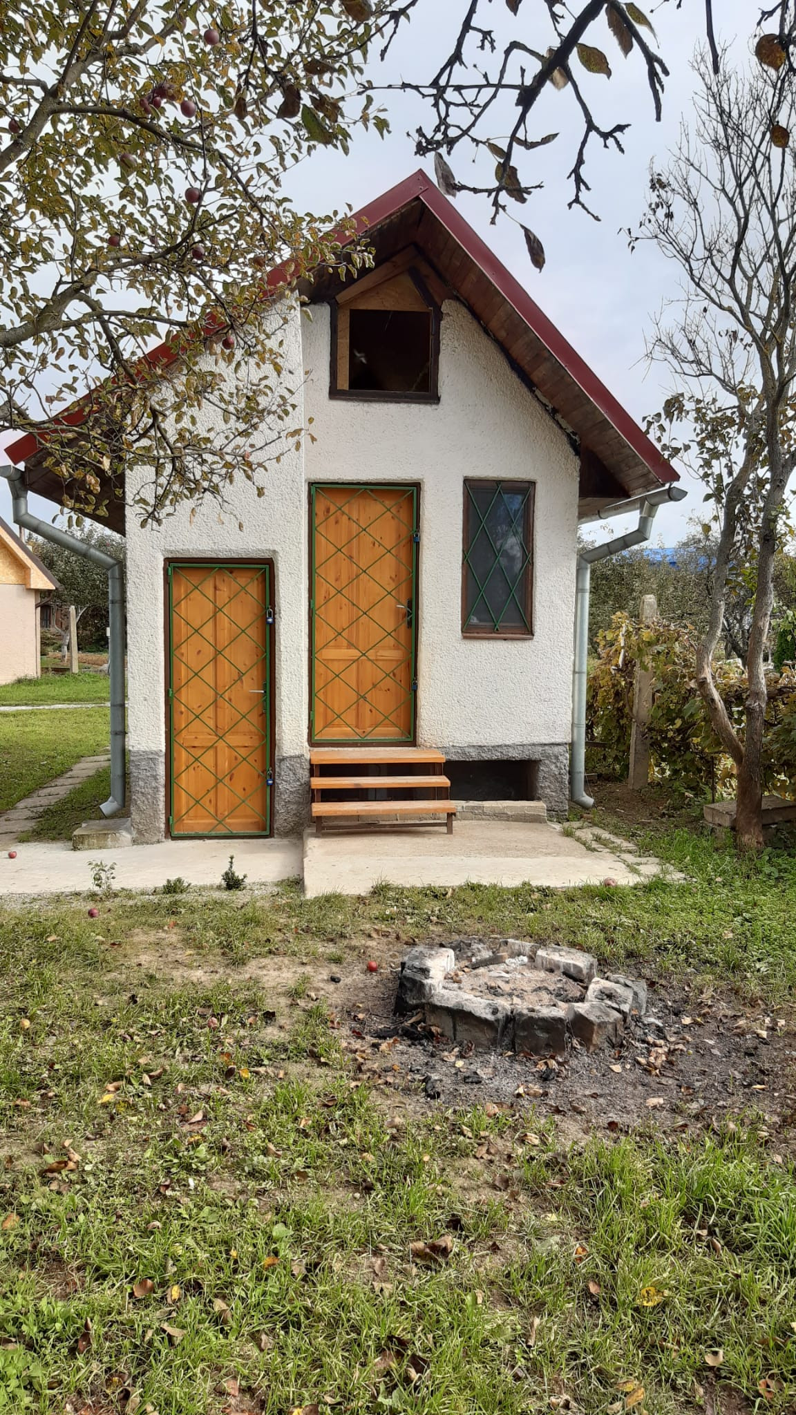 Hľadáte únik z ruchu mesta  s vlastnením kúsku prírody priamo v meste ? Komplet zrekonštruovaná záhradná chatka so studňou na pozemku!