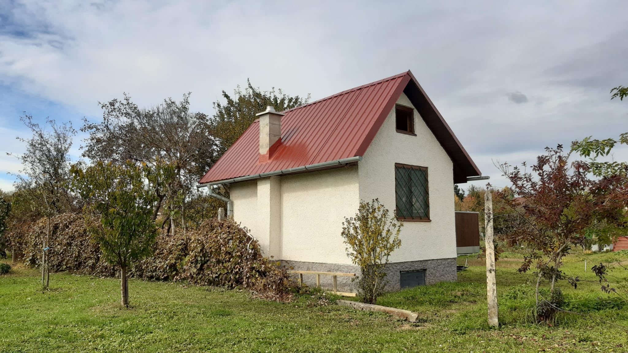 Hľadáte únik z ruchu mesta  s vlastnením kúsku prírody priamo v meste ? Komplet zrekonštruovaná záhradná chatka so studňou na pozemku!