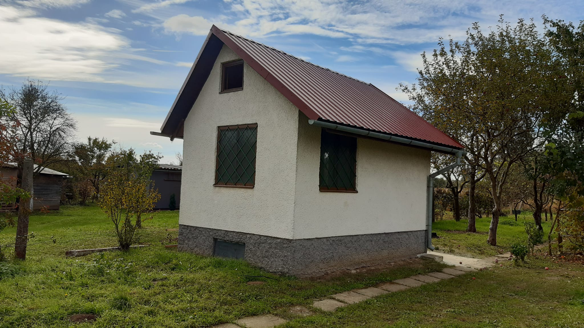 Hľadáte únik z ruchu mesta  s vlastnením kúsku prírody priamo v meste ? Komplet zrekonštruovaná záhradná chatka so studňou na pozemku!