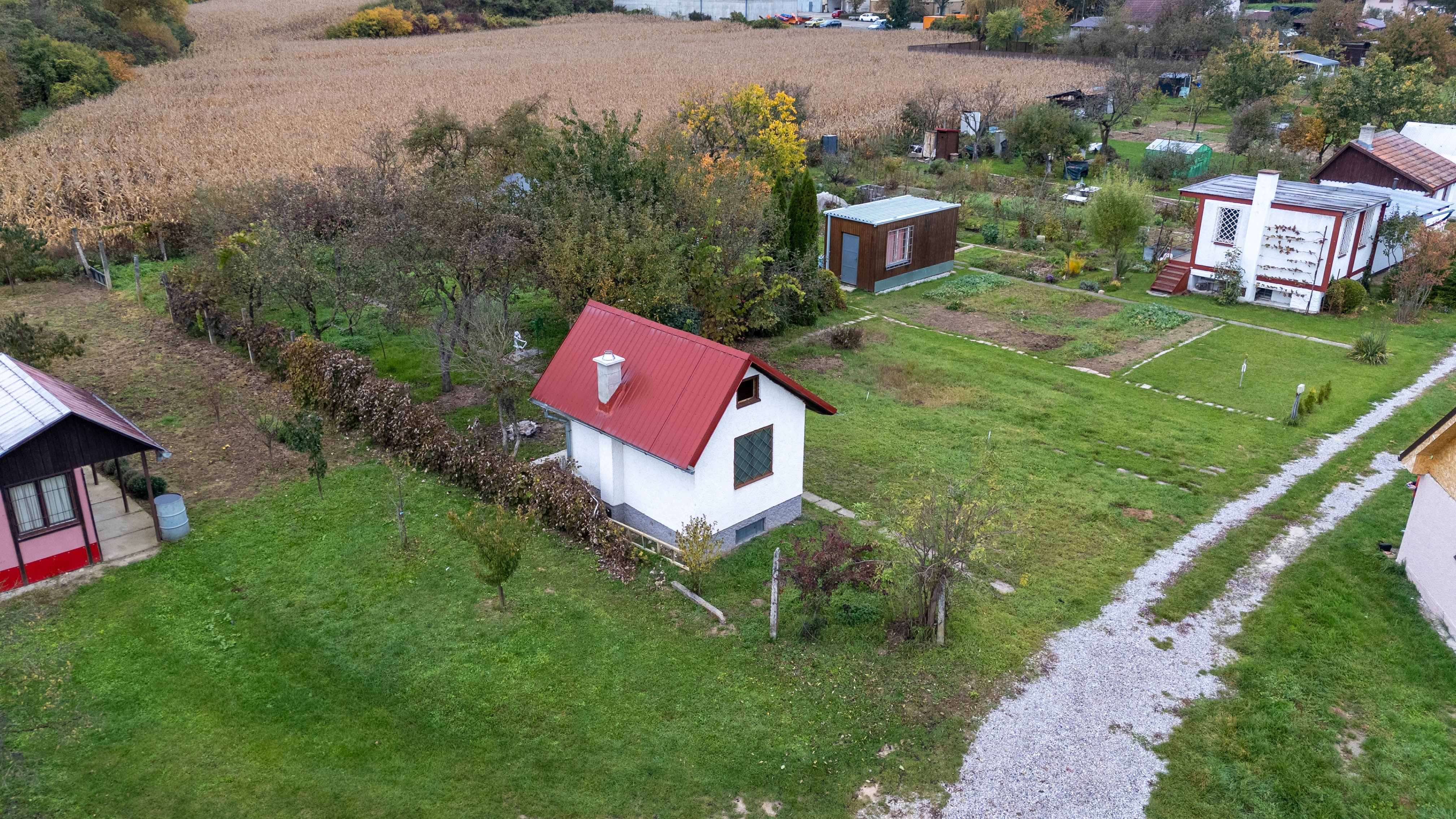 Hľadáte únik z ruchu mesta  s vlastnením kúsku prírody priamo v meste ? Komplet zrekonštruovaná záhradná chatka so studňou na pozemku!