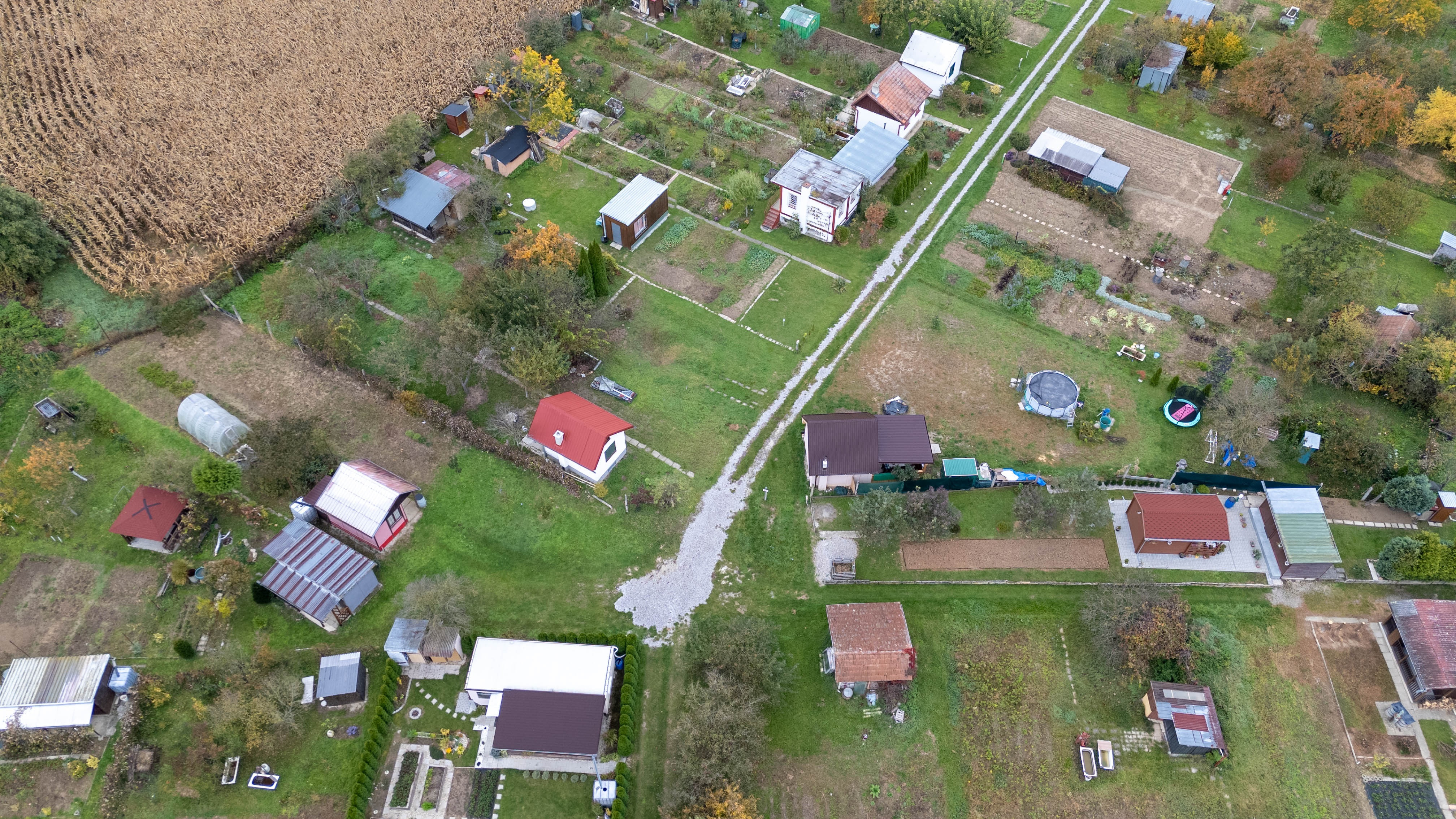 Hľadáte únik z ruchu mesta  s vlastnením kúsku prírody priamo v meste ? Komplet zrekonštruovaná záhradná chatka so studňou na pozemku!