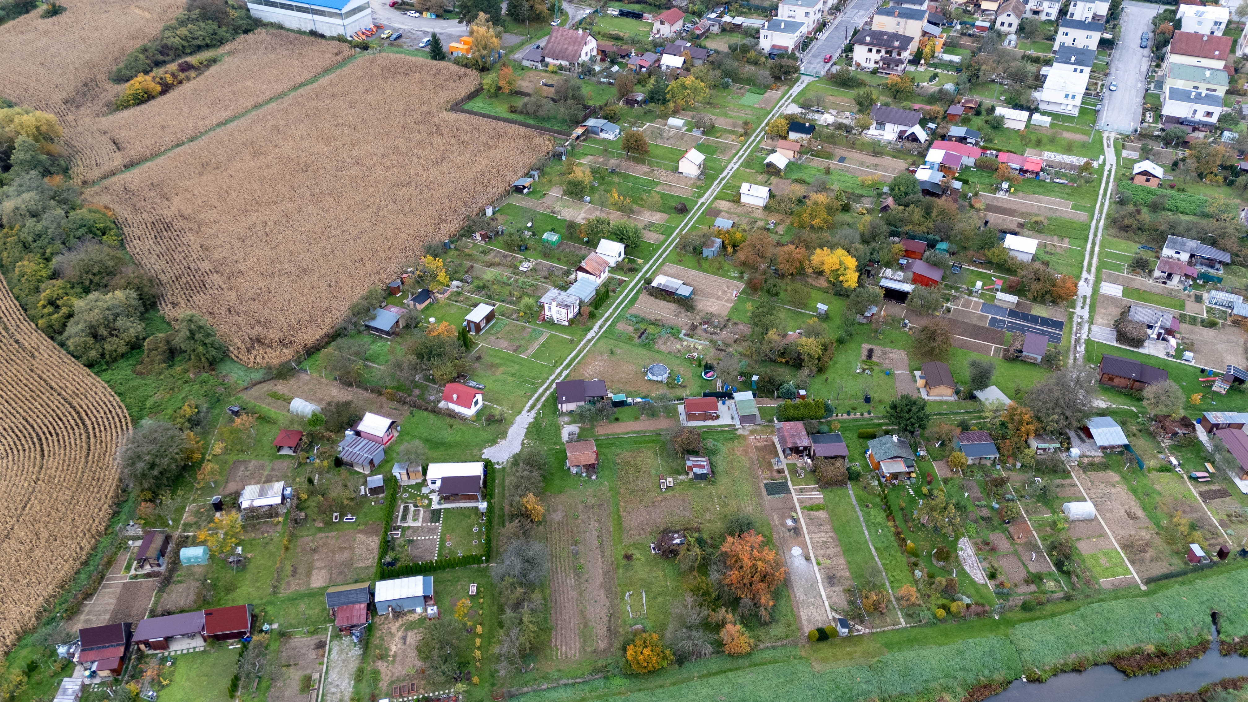 Hľadáte únik z ruchu mesta  s vlastnením kúsku prírody priamo v meste ? Komplet zrekonštruovaná záhradná chatka so studňou na pozemku!