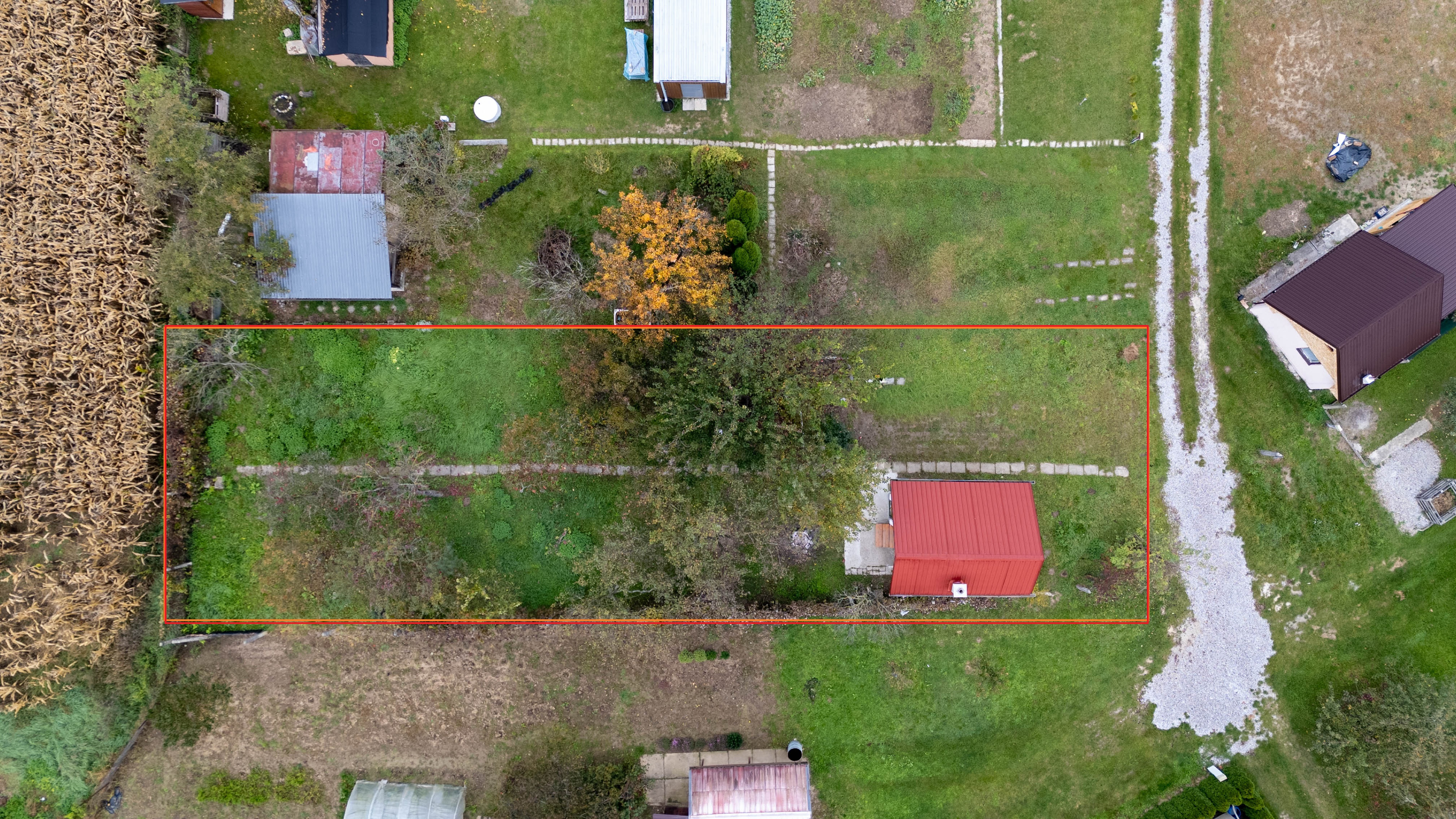 Hľadáte únik z ruchu mesta  s vlastnením kúsku prírody priamo v meste ? Komplet zrekonštruovaná záhradná chatka so studňou na pozemku!