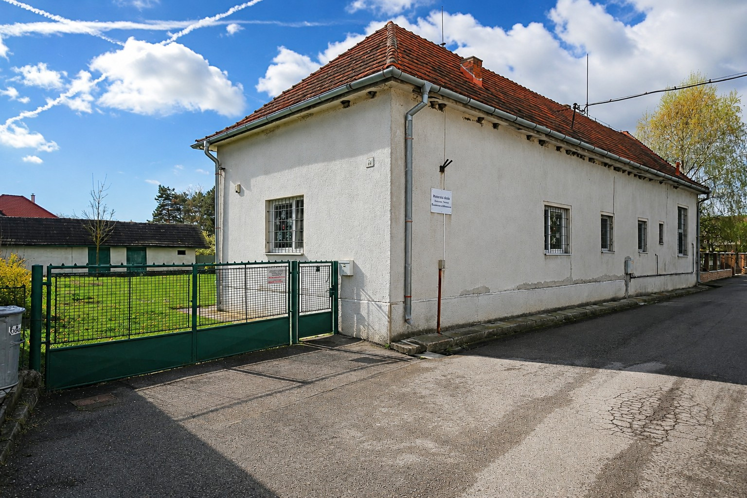 Hľadáte priestorovo veľkorysý dom v pôvodnom stave s možnosťou rekonštrukcie na bývanie?