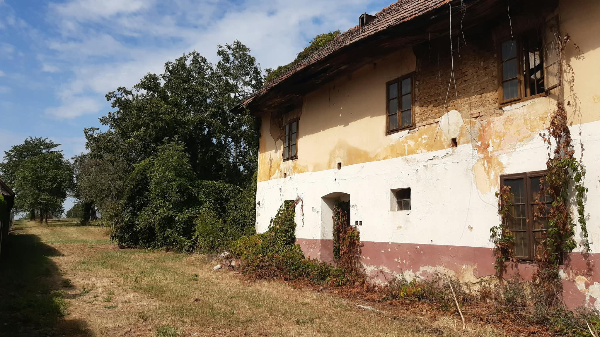 Stavebný pozemok v zastavanej časti obce s existujúcim rodinným domom