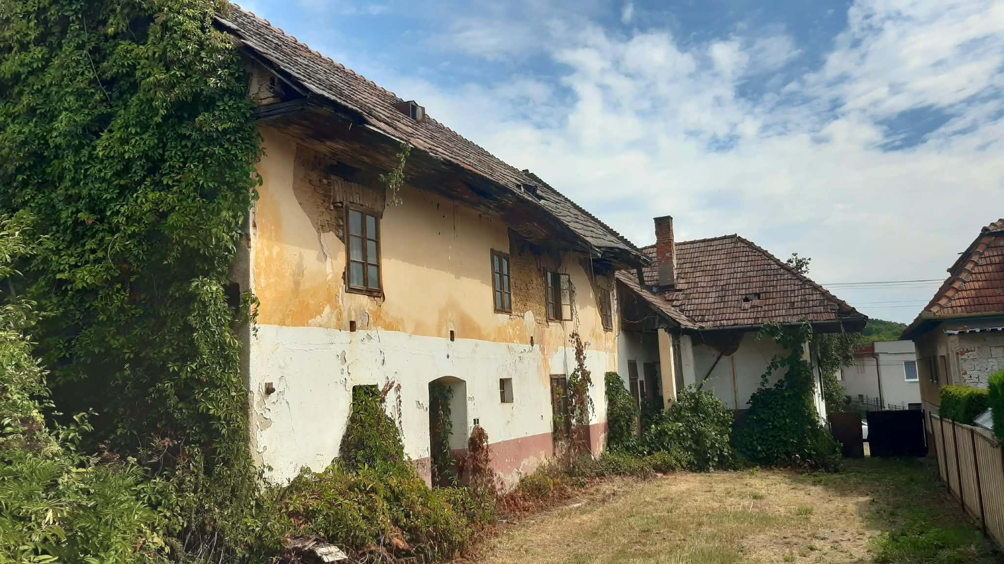 Stavebný pozemok v zastavanej časti obce s existujúcim rodinným domom