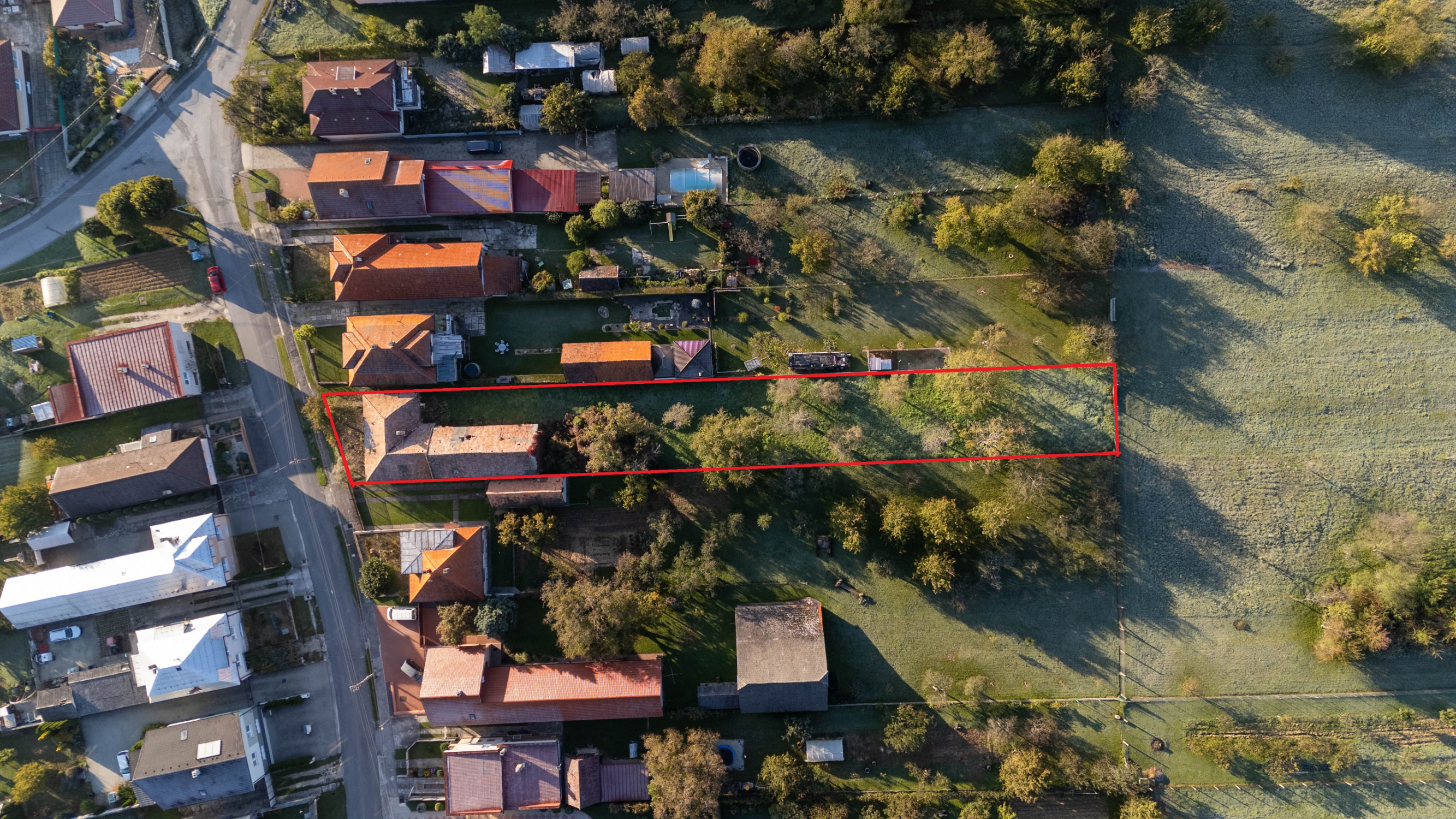 Stavebný pozemok v zastavanej časti obce s existujúcim rodinným domom