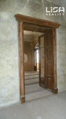 Kaštieľ v srdci malebnej prírody - na predaj idylické sídlo s rozsiahlym pozemkom