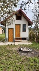 Hľadáte únik z ruchu mesta  s vlastnením kúsku prírody priamo v meste ? Komplet zrekonštruovaná záhradná chatka so studňou na pozemku!