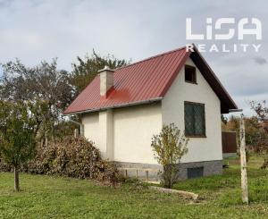 Hľadáte únik z ruchu mesta  s vlastnením kúsku prírody priamo v meste ? Komplet zrekonštruovaná záhradná chatka so studňou na pozemku!