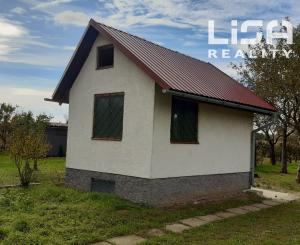 Hľadáte únik z ruchu mesta  s vlastnením kúsku prírody priamo v meste ? Komplet zrekonštruovaná záhradná chatka so studňou na pozemku!