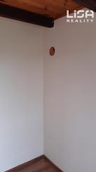 Hľadáte únik z ruchu mesta  s vlastnením kúsku prírody priamo v meste ? Komplet zrekonštruovaná záhradná chatka so studňou na pozemku!