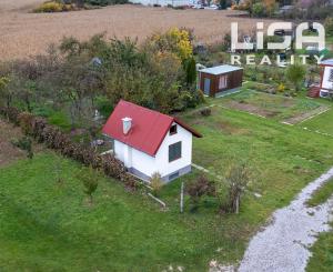 Hľadáte únik z ruchu mesta  s vlastnením kúsku prírody priamo v meste ? Komplet zrekonštruovaná záhradná chatka so studňou na pozemku!