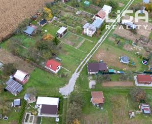 Hľadáte únik z ruchu mesta  s vlastnením kúsku prírody priamo v meste ? Komplet zrekonštruovaná záhradná chatka so studňou na pozemku!