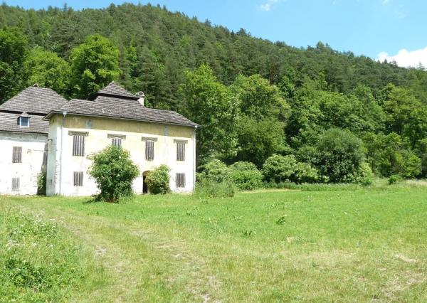 Kaštieľ v srdci malebnej prírody - na predaj idylické sídlo s rozsiahlym pozemkom
