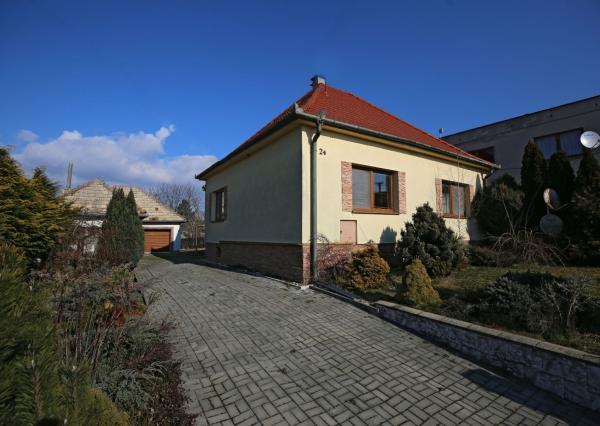 REZERVOVANÉ !!!!    Ak hľadáte tiché a pohodlné bývanie s výhodami vidieka blízko okresného mesta, tento dom je ideálnou voľbou!