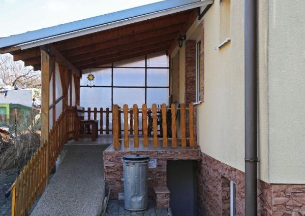 REZERVOVANÉ !!!!    Ak hľadáte tiché a pohodlné bývanie s výhodami vidieka blízko okresného mesta, tento dom je ideálnou voľbou!