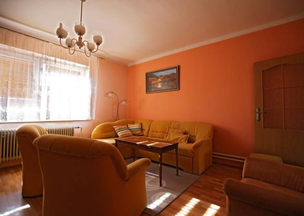 REZERVOVANÉ !!!!    Ak hľadáte tiché a pohodlné bývanie s výhodami vidieka blízko okresného mesta, tento dom je ideálnou voľbou!