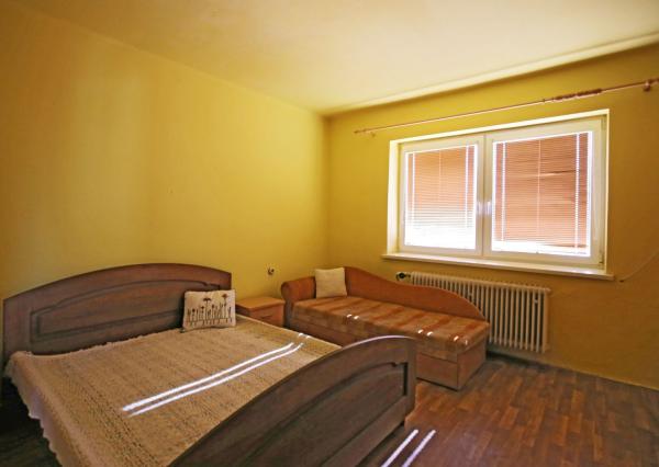 REZERVOVANÉ !!!!    Ak hľadáte tiché a pohodlné bývanie s výhodami vidieka blízko okresného mesta, tento dom je ideálnou voľbou!