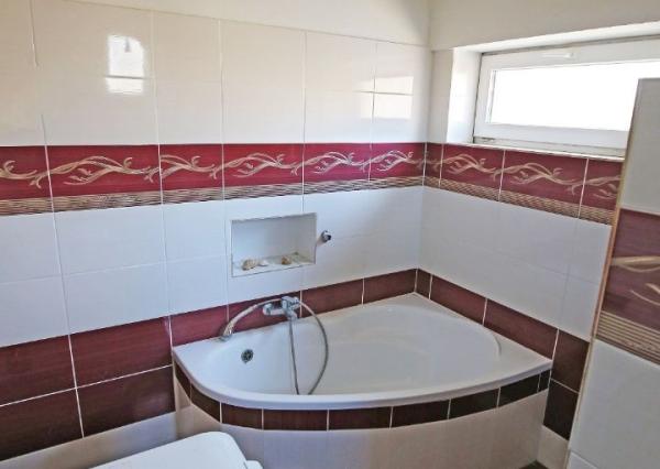 REZERVOVANÉ !!!!    Ak hľadáte tiché a pohodlné bývanie s výhodami vidieka blízko okresného mesta, tento dom je ideálnou voľbou!