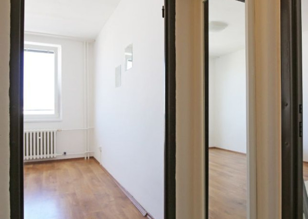 REZERVOVANÉ  !!! Zrekonštruovaný 1-izbový byt s lodžiou priamo v centre mesta!