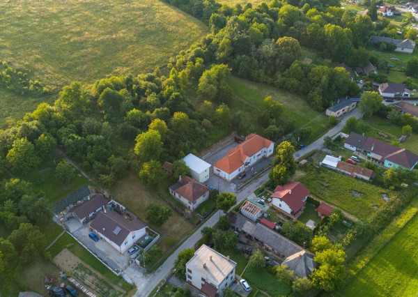 REZERVOVANÉ !!!!! Únik z mesta: Rodinný dom v nádhernej podhorskej prírode s potenciálom premeny