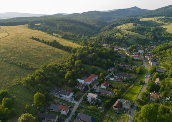 REZERVOVANÉ !!!!! Únik z mesta: Rodinný dom v nádhernej podhorskej prírode s potenciálom premeny