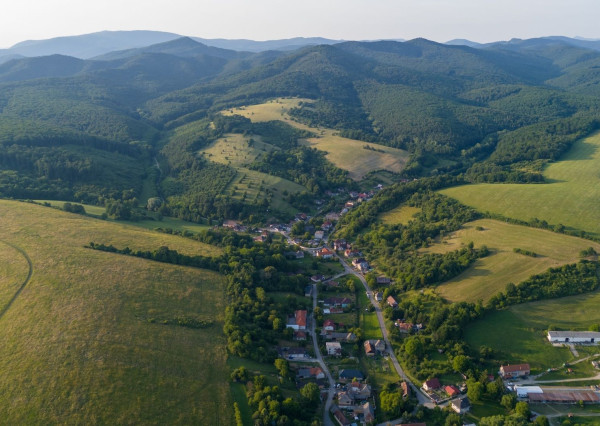 REZERVOVANÉ !!!!! Únik z mesta: Rodinný dom v nádhernej podhorskej prírode s potenciálom premeny