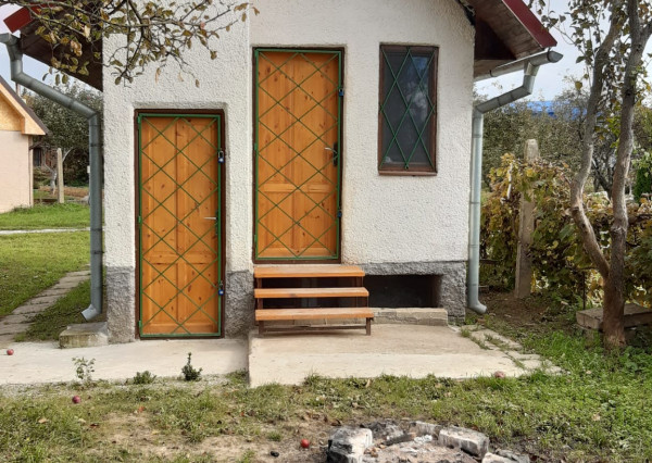 Hľadáte únik z ruchu mesta  s vlastnením kúsku prírody priamo v meste ? Komplet zrekonštruovaná záhradná chatka so studňou na pozemku!