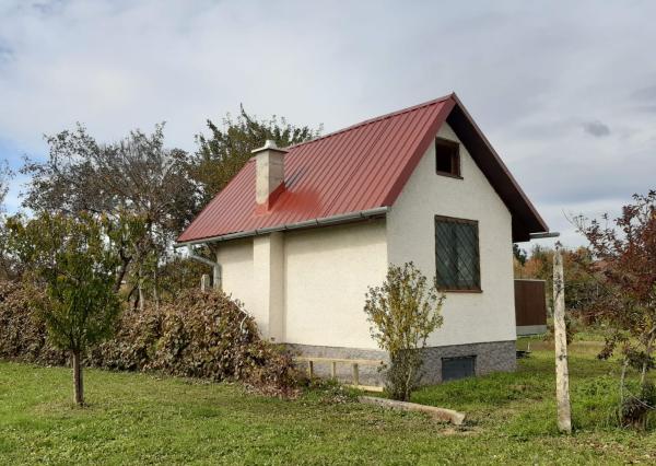 Hľadáte únik z ruchu mesta  s vlastnením kúsku prírody priamo v meste ? Komplet zrekonštruovaná záhradná chatka so studňou na pozemku!