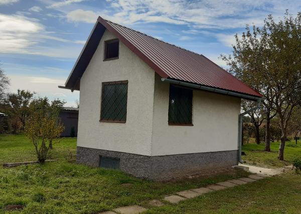 Hľadáte únik z ruchu mesta  s vlastnením kúsku prírody priamo v meste ? Komplet zrekonštruovaná záhradná chatka so studňou na pozemku!