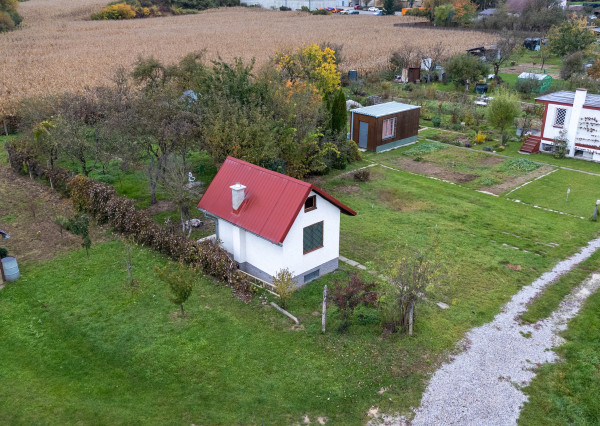 Hľadáte únik z ruchu mesta  s vlastnením kúsku prírody priamo v meste ? Komplet zrekonštruovaná záhradná chatka so studňou na pozemku!