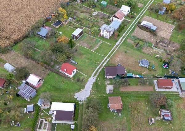 Hľadáte únik z ruchu mesta  s vlastnením kúsku prírody priamo v meste ? Komplet zrekonštruovaná záhradná chatka so studňou na pozemku!