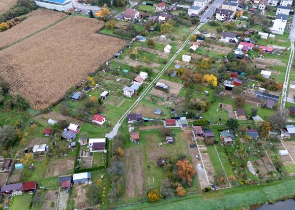 Hľadáte únik z ruchu mesta  s vlastnením kúsku prírody priamo v meste ? Komplet zrekonštruovaná záhradná chatka so studňou na pozemku!