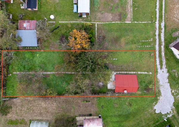 Hľadáte únik z ruchu mesta  s vlastnením kúsku prírody priamo v meste ? Komplet zrekonštruovaná záhradná chatka so studňou na pozemku!