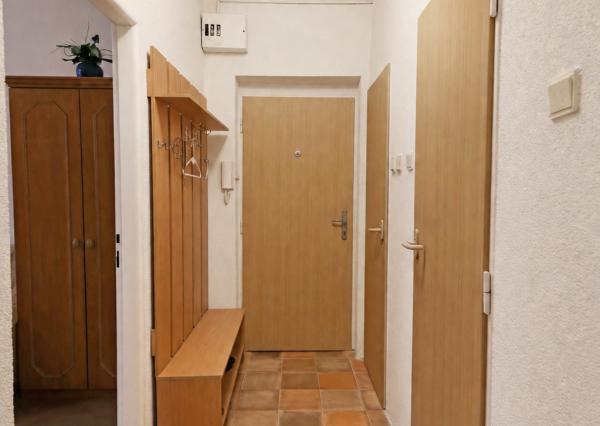 Svetlý 1-izbový byt  kompletne zariadený byt– ideálne štartovacie bývanie alebo skvelá investícia na prenájom!