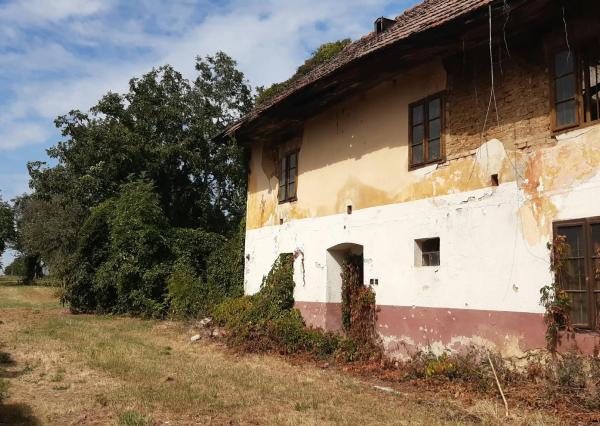 Stavebný pozemok v zastavanej časti obce s existujúcim rodinným domom
