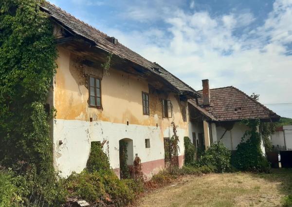 Stavebný pozemok v zastavanej časti obce s existujúcim rodinným domom