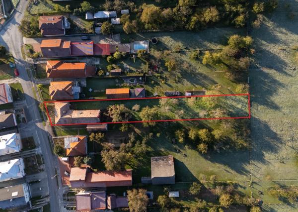 Stavebný pozemok v zastavanej časti obce s existujúcim rodinným domom