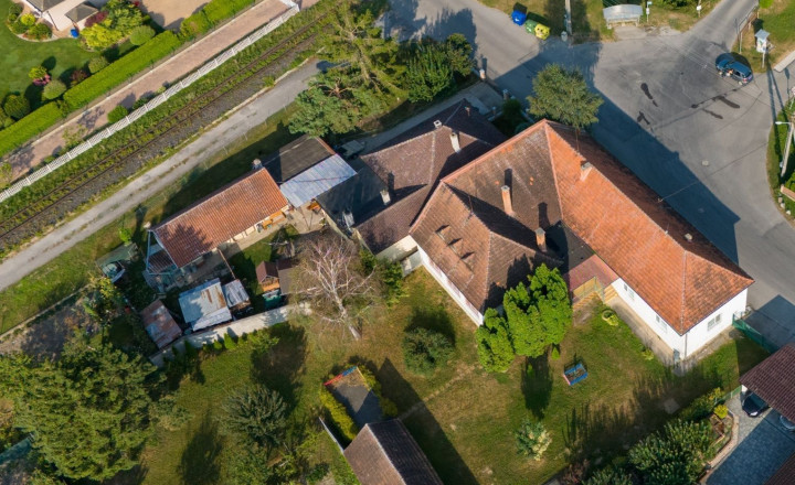 Hľadáte priestorovo veľkorysý dom v pôvodnom stave s možnosťou rekonštrukcie na bývanie? - fotografia 1